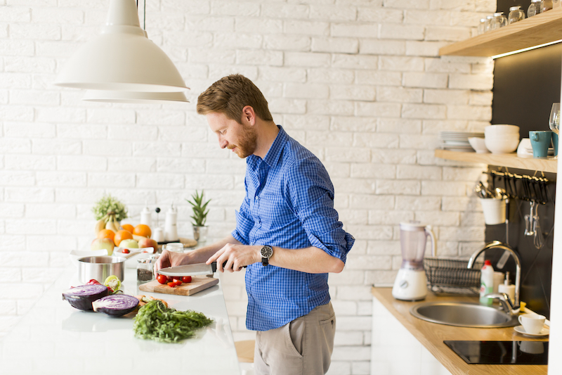 homme en train de cuisiner