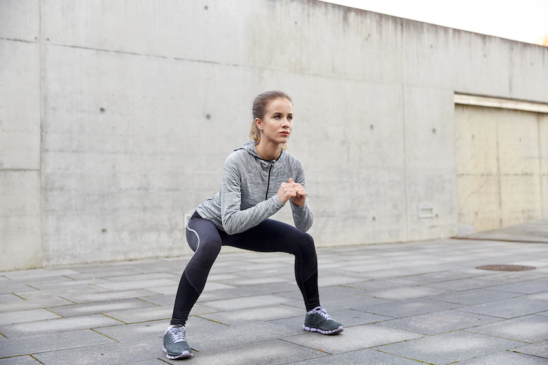 squats sumo ou squats ouverts
