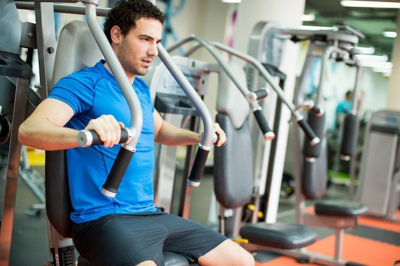 homme qui fait des exercices de musculation