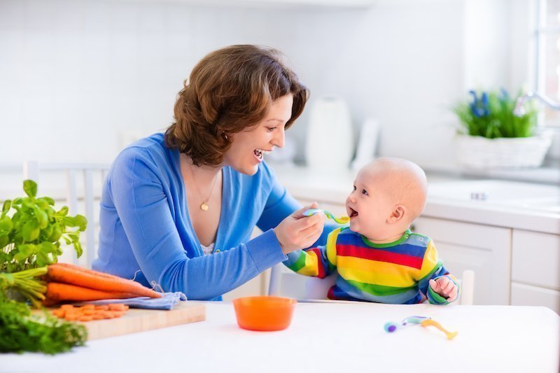 maman donnant à manger à son enfant