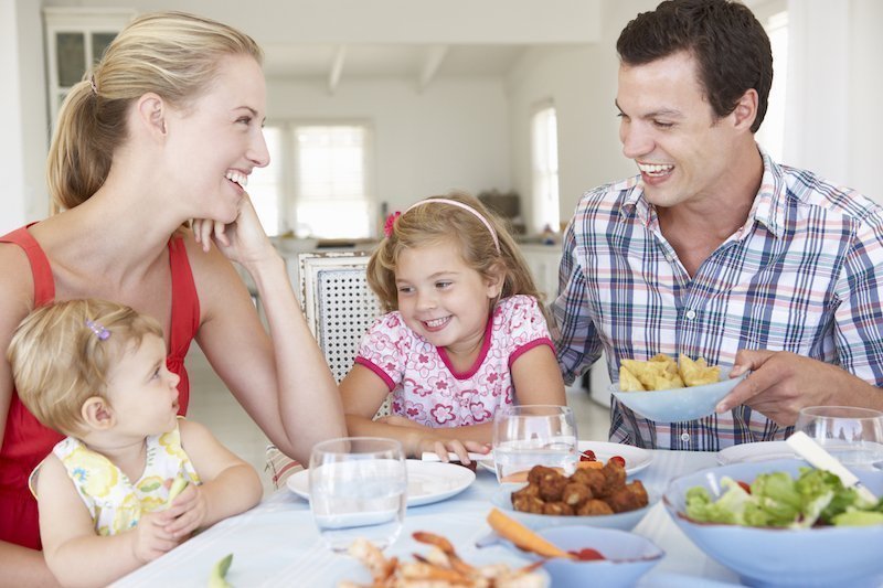 repas en famille avec des enfants en bas âge