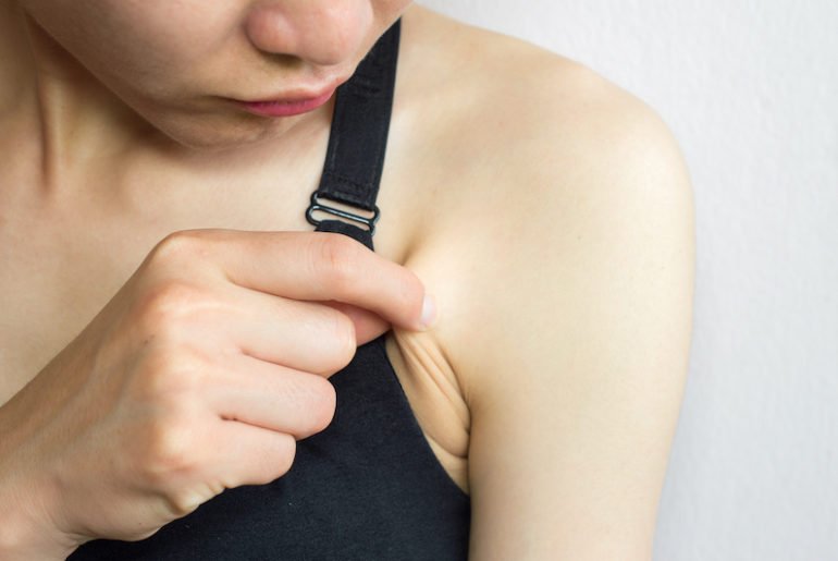 Pourquoi a t-on un bourrelet de graisse sous les aisselles ? femme bourrelet de graisses sous aisselle