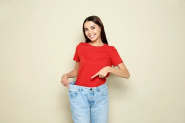 Comment perdre 500 calories par jour ? jeune femme mince perdre 500 calories par jour