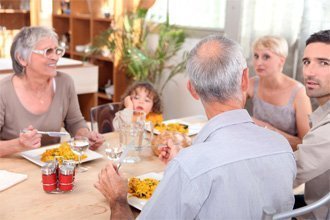 Obésité : les bienfaits des repas pris en famille à l’adolescence