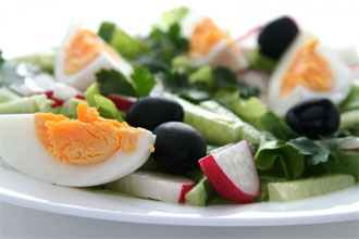 Un œuf entier dans la salade augmente la valeur nutritive des légumes