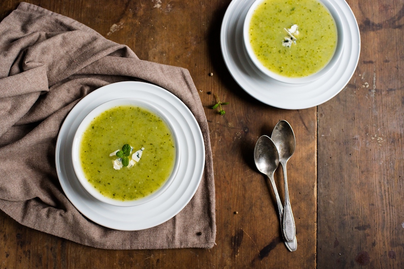 Velouté de courgettes au fromage frais et ses petits lardons grillés