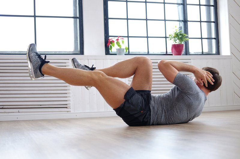 homme faisant des abdominaux
