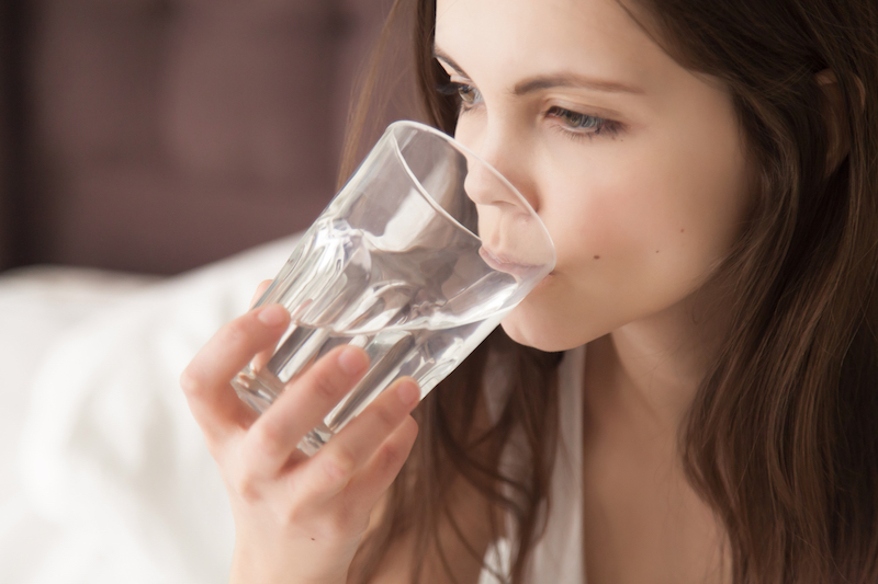 il est essentiel de boire de l'eau régulièrement car elle n'a pas de calorie