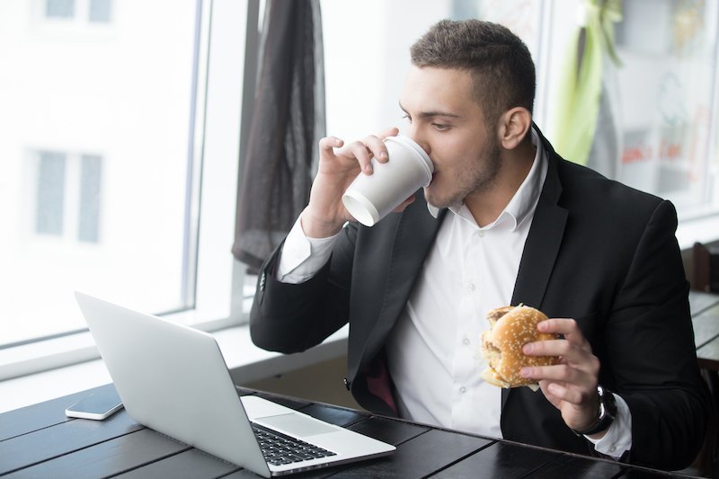 le stress nous pousse à manger plus