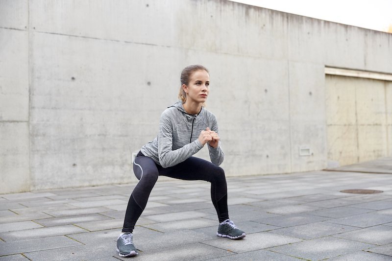squats sumo ou squats ouverts