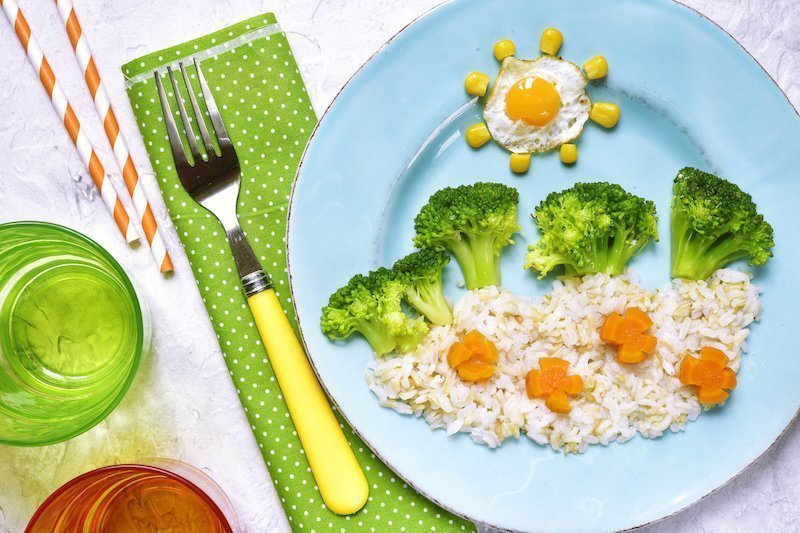 une assiette de légumes ludique pour les enfants