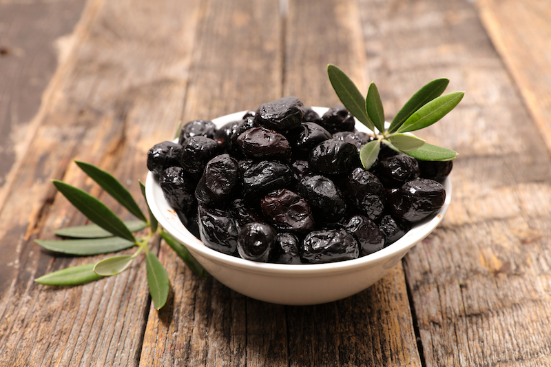 apéritifs avec des olives noires