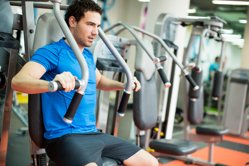 homme qui fait des exercices de musculation