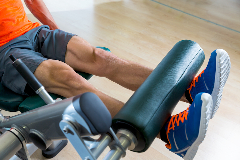 homme travaillant ses jambes pour les faire grossir