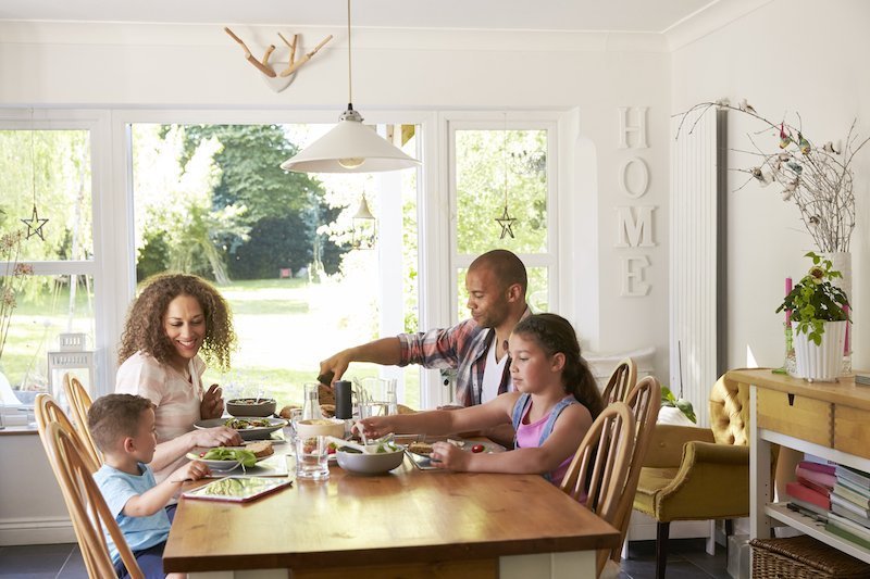 Les repas en famille pour prévenir de l'obésité chez les enfants