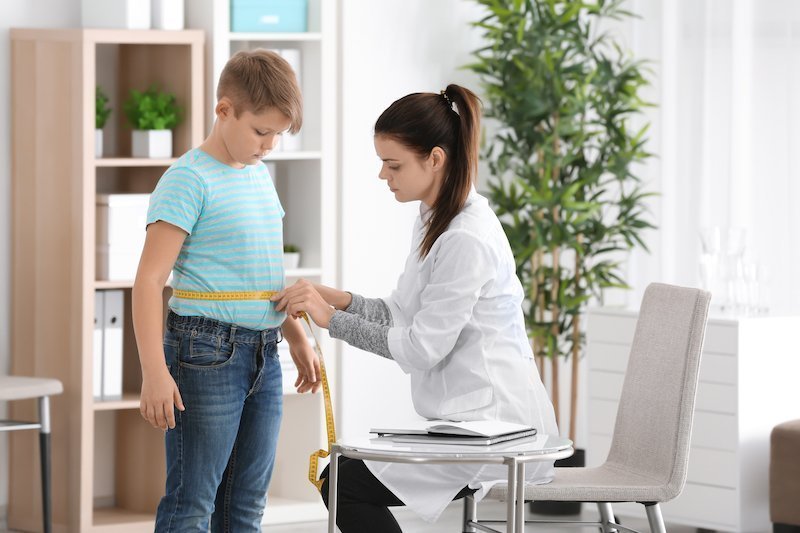 enfant en surpoids avec un médecin