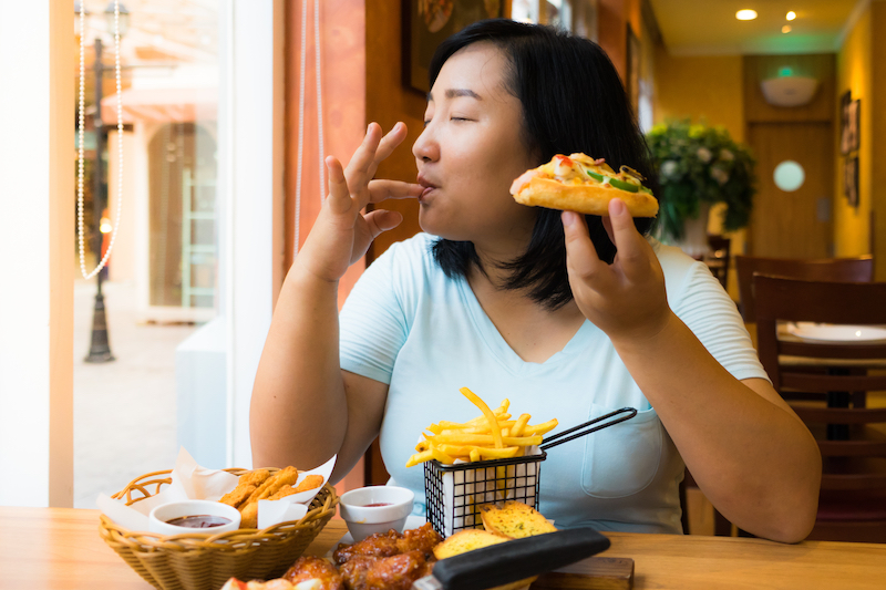 la malbouffe entraine une hausse de l'obésité dans le monde