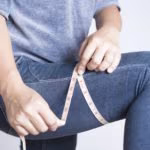 Femme mesurant son tour de cuisse idéal