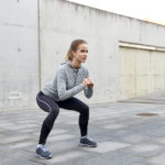 Femme faisant des squats pour maigrir