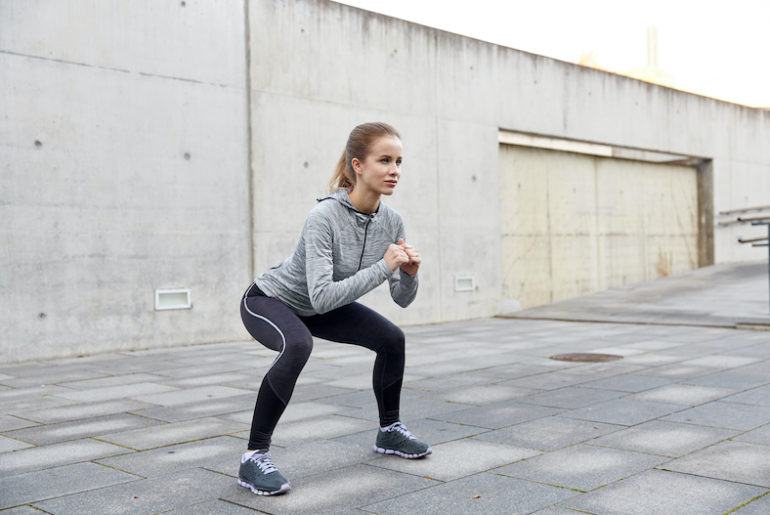 Femme faisant des squats pour maigrir