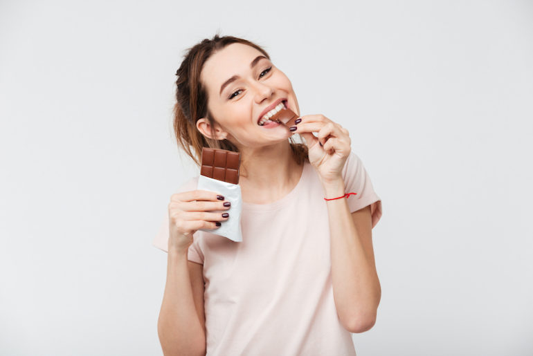 fille en train de manger une barre de chocolat fait-il grossir