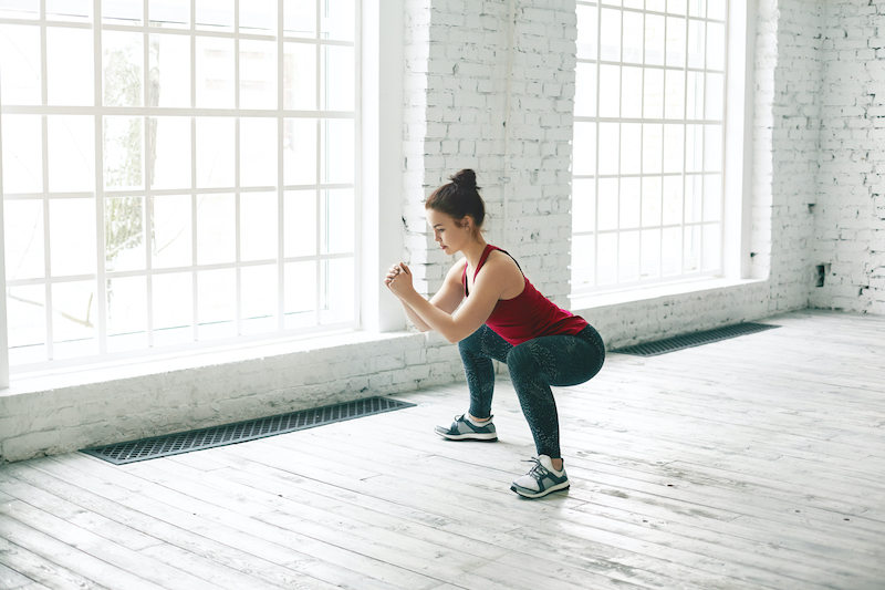 Femme faisant des squats pour maigrir