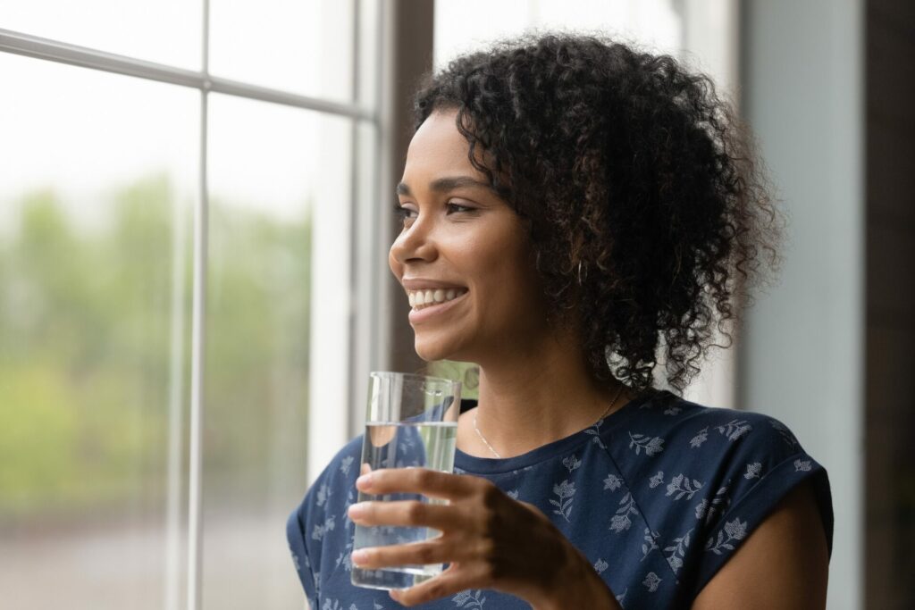 Lorsqu’on désire mincir, on est forcément tenté de perdre des kilos rapidement. Mais est-il possible de perdre du poids en 7 jours ? Si oui, cette perte de poids peut-elle être durable ? Et ces solutions minceur sont-elles favorables à la santé ? Voici quelques conseils pour maigrir en une semaine, sans se mettre en danger. Est-il possible de perdre du poids en 7 jours ? Il est tout à fait faisable de perdre du poids en une semaine, mais plusieurs conditions pondèrent cette affirmation : • Il ne faut pas escompter perdre une dizaine de kilos sous un délai si bref. • La perte de poids est toujours plus rapide chez les individus touchés par le surpoids ou l’obésité que chez les personnes dotées d’un poids normal. D’ailleurs ces dernières n’ont aucun intérêt à maigrir. • La perte de poids implique une balance énergétique négative, c’est-à-dire des apports caloriques inférieurs à la dépense énergétique quotidienne. Un moyen pour obtenir ce résultat : amoindrir ses apports alimentaires et/ou accroître ses dépenses par l’activité physique. • Perdre beaucoup de masse grasse sous 7 jours reste une perspective optimiste. Une semaine d’efforts permettra davantage d’enclencher l’amincissement que de réellement s’affiner. Les conseils à suivre pour perdre du poids en 7 jours Conseil no1 : Boire davantage