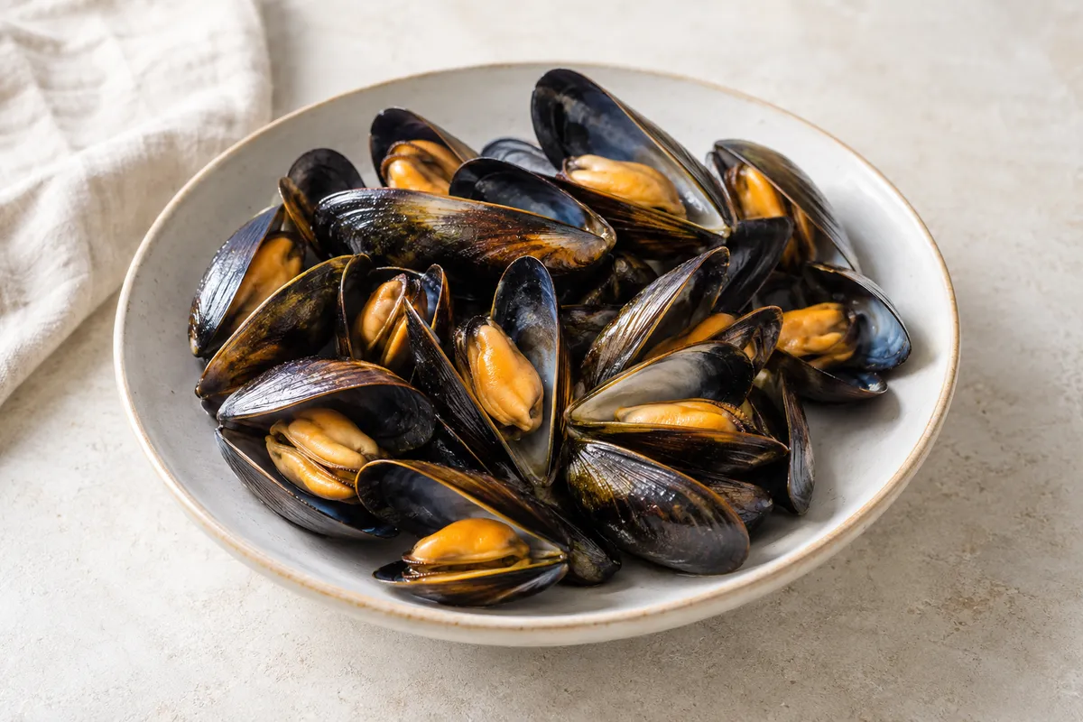 Moules sur un fond de lin clair.